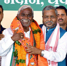 झारखंड के पूर्व मुख्यमंत्री चंपई सोरेन भाजपा में शामिल, शिवराज सिंह चौहान ने की तारीफ।