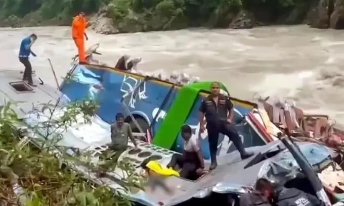 नेपाल में बड़ा हादसा, 40 यात्रियों को ले जा रही भारतीय बस नदी में गिरी, 14 की मौत, 16 को बचाया गया।