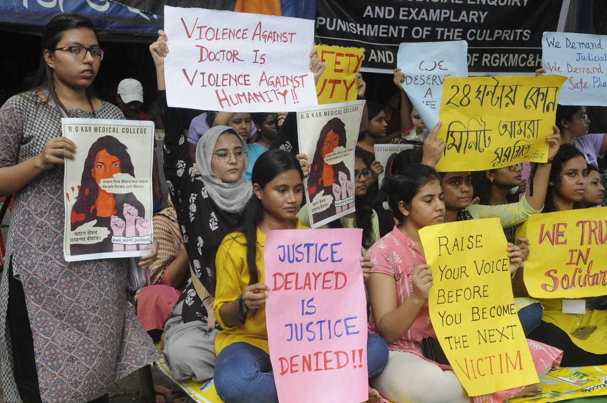 कोलकाता डॉक्टर रेप-मर्डर केस, गला घोंटकर हत्या: पोस्टमॉर्टम में खुलासा; हाईकोर्ट ने CBI को सौंपा जांच।