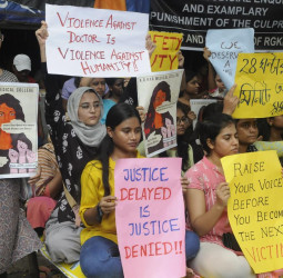 कोलकाता डॉक्टर रेप-मर्डर केस, गला घोंटकर हत्या: पोस्टमॉर्टम में खुलासा; हाईकोर्ट ने CBI को सौंपा जांच।