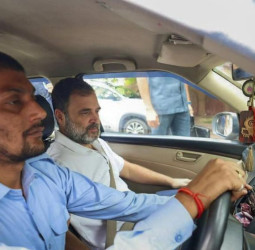 काफिला छोड़कर उबर कैब में बैठे राहुल गांधी: ड्राइवर बोला- दिल्ली के सारे फ्लाईओवर कांग्रेस ने बनवाए, राहुल बोले- हां, आसमान से तो नहीं गिरे।