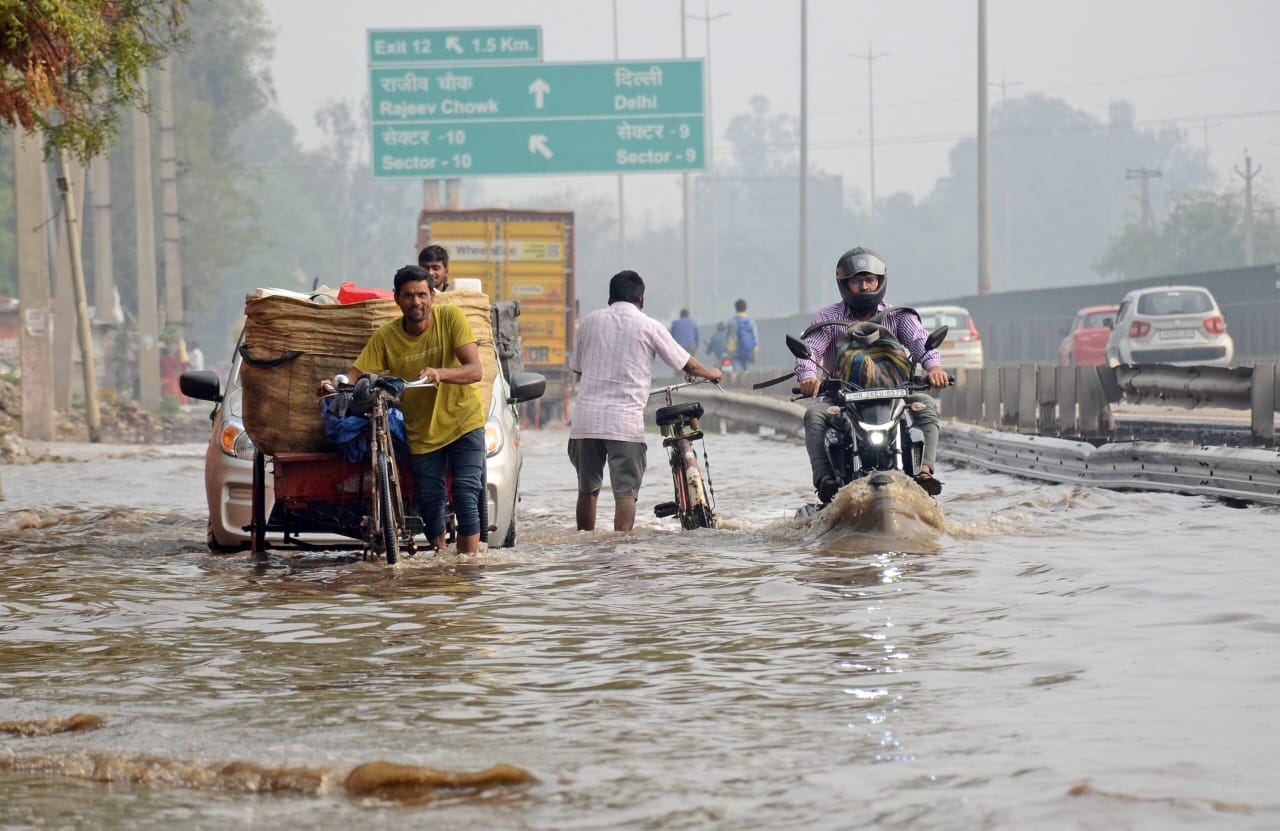 दिल्ली में लगातार बारिश के कारण कई इलाकों में जलभराव, ट्रैफ़िक जाम।