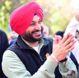राज्यसभा उपचुनाव के लिए केंद्रीय मंत्री रवनीत सिंह बिट्टू ने दाखिल किया नामांकन, जानें सियासी समीकरण।