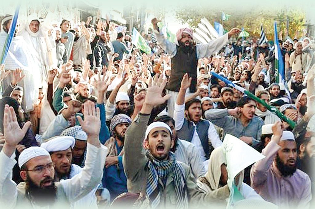 पाकिस्तान में ईशनिंदा से जुड़े फैसले का विरोध: सुप्रीम कोर्ट में घुसे हजारों कट्टरपंथी, चीफ जस्टिस के सिर पर रखा एक करोड़ का इनाम।