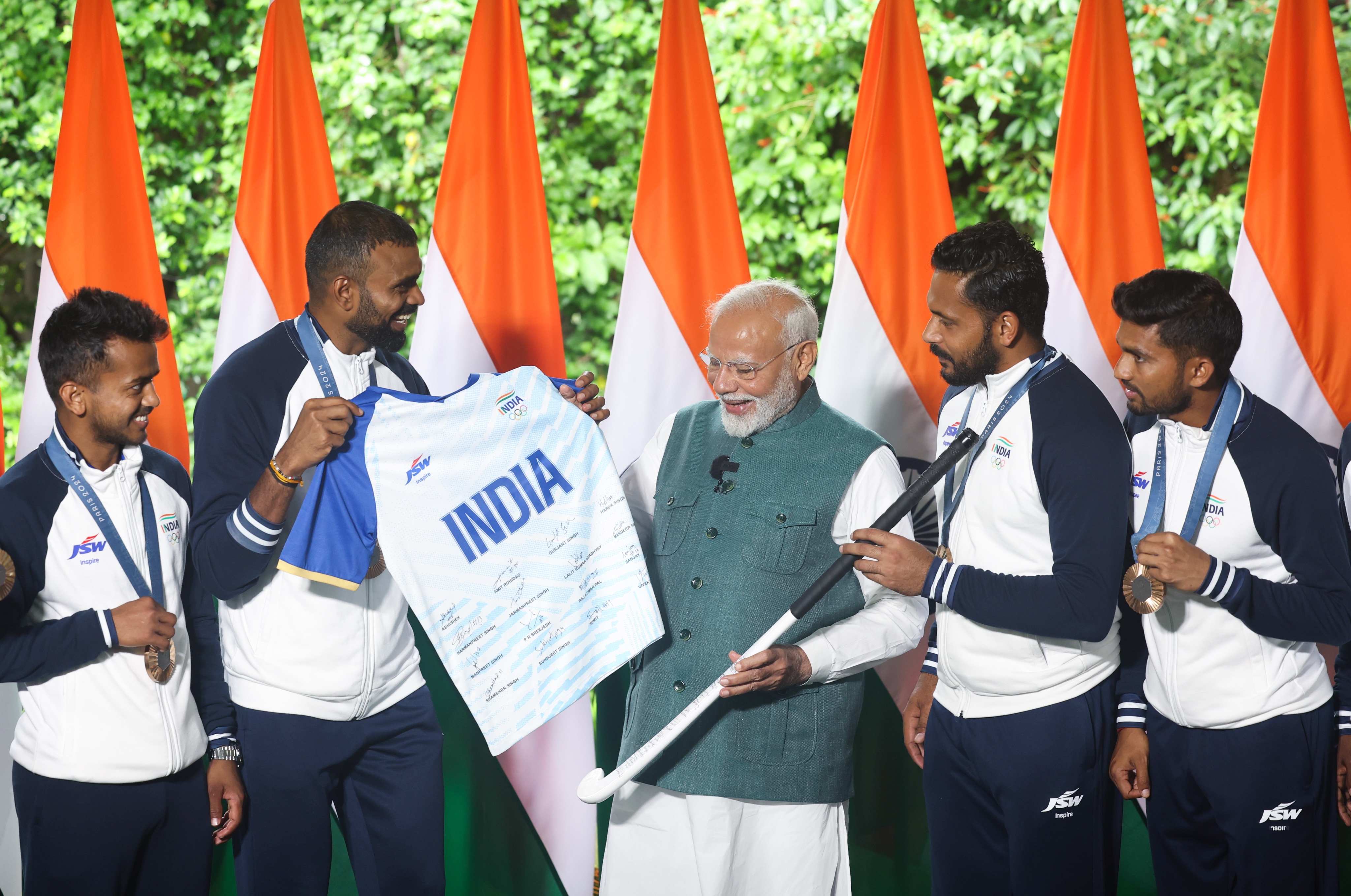 पेरिस ओलंपिक 2024 पदकवीरों से मिले प्रधानमंत्री नरेंद्र मोदी, मनु भाकर ने दी पिस्टल, पीआर श्रीजेश ने सौंपी जर्सी।