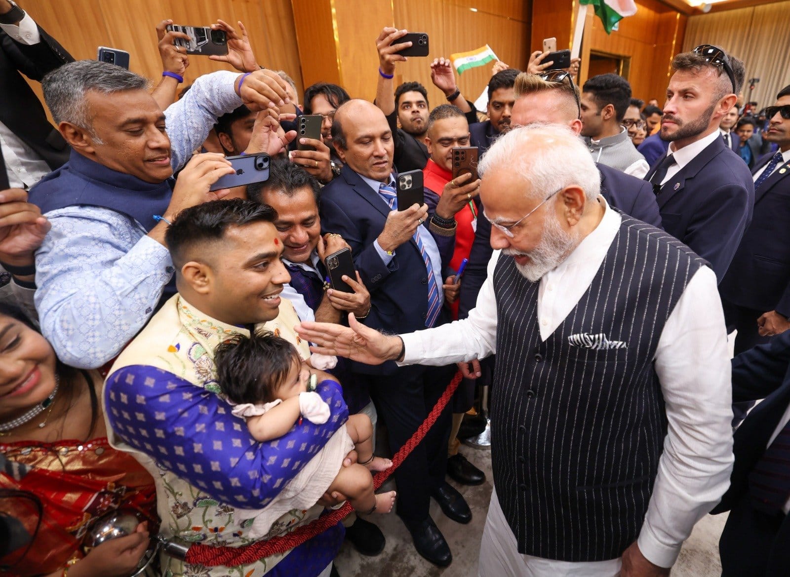 वारसॉ के एयरपोर्ट पर लैंड हुआ पीएम मोदी का विमान, प्रवासी भारतीयों ने किया जोरदार स्वागत, भारत माता की जय के लगे नारे।