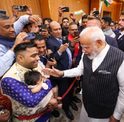 वारसॉ के एयरपोर्ट पर लैंड हुआ पीएम मोदी का विमान, प्रवासी भारतीयों ने किया जोरदार स्वागत, भारत माता की जय के लगे नारे।