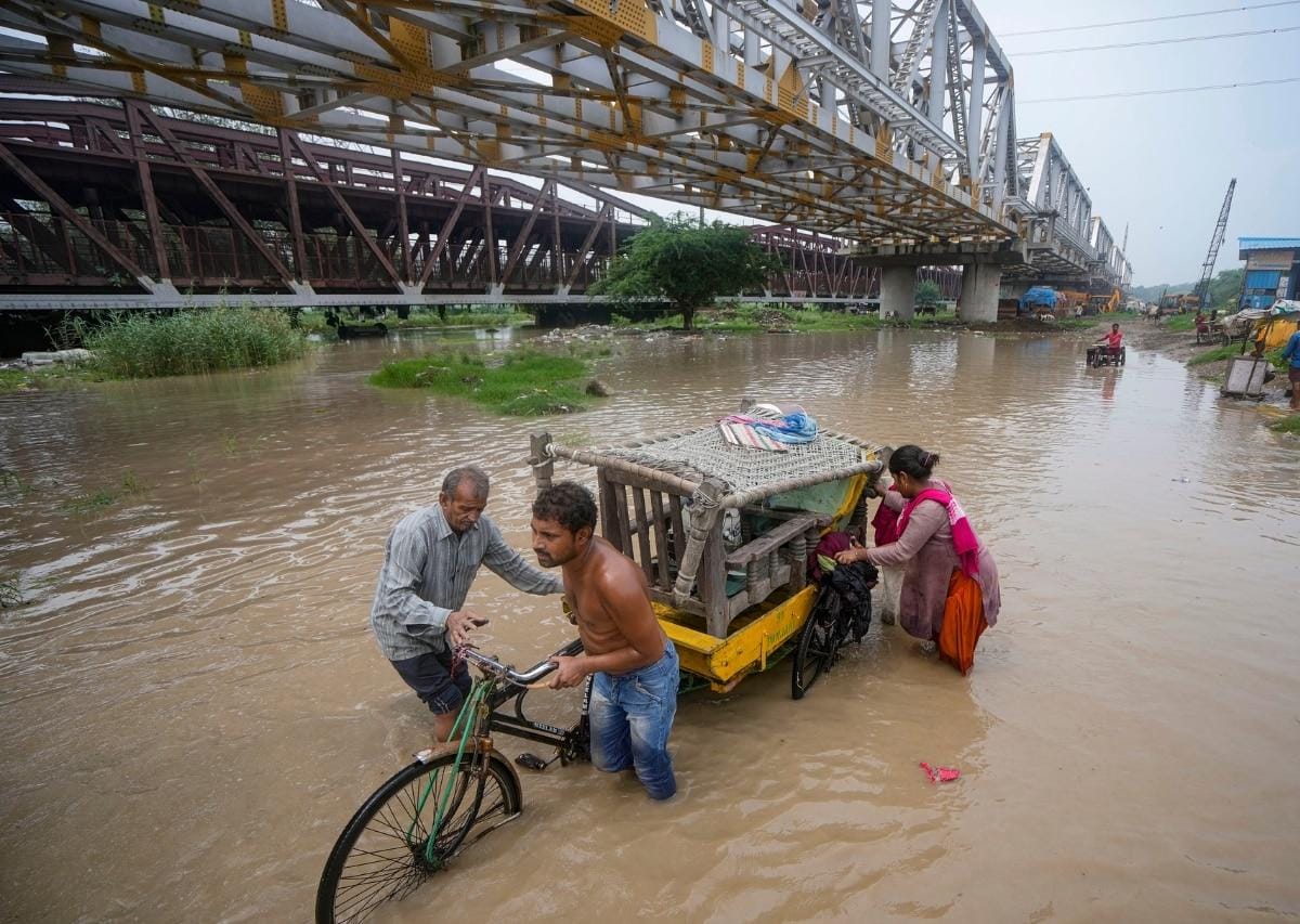 चेतावनी निशान के करीब पहुंचा यमुना नदी का जलस्तर, निचले हिस्से में बाढ़ की आशंका।
