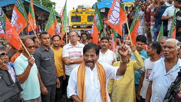 बीजेपी ने आज प.बंगाल बंद का किया ऐलान, सड़कों से लेकर ट्रेनों के ट्रैक पर उतरी भाजपा, कई कार्यकर्ता हिरासत में।