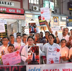 वाराणसी : कोलकाता में महिला डॉक्टर से दरिंदगी के बाद डॉक्टर्स का देशव्यापी हड़ताल, बीएचयू अस्पताल और ट्रॉमा सेंटर की मेन OPD बंद, भटक रहे मरीज।