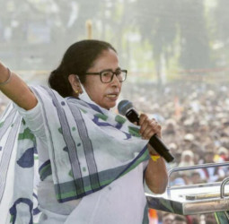 डॉक्टर रेप-मर्डर मामले में CM ममता ने निकाला विरोध मार्च, दोषियों को फांसी देने की मांग, बोलीं- वामपंथियों और भाजपा के गठजोड़ का पर्दाफाश होना चाहिए।