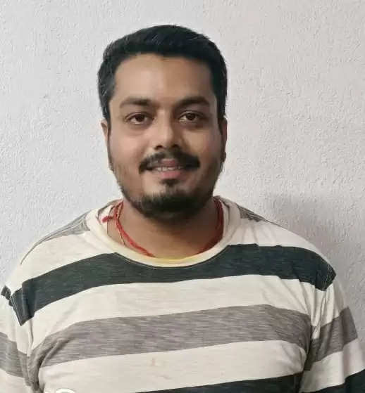 UP STF ने झारखंड से 1 लाख के इनामिया अंकित यादव को दबोचा, दशाश्वमेध में दिनदहाड़े सपा नेता के घर फायरिंग कर था फरार; गैंग बनाकर करता है वसूली।