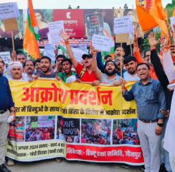 बांग्लादेश में हिंदुओं पर अत्याचार के खिलाफ वाराणसी में निकली जन आक्रोश यात्रा, 1KM तक भगवामय हुई सड़क, राष्ट्रपति को भेजा पत्र; देख तस्वीर।