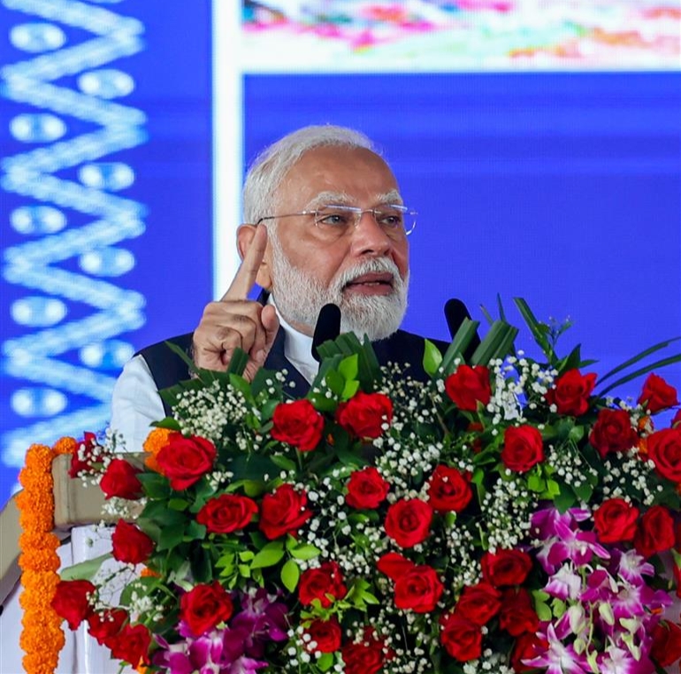 लखपति दीदी सम्मेलन में शामिल हुए पीएम मोदी, 11 लाख महिलाओं को बांटे सर्टिफिकेट; लाभार्थियों से की बात।