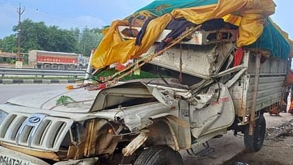 यूपी के कौशाम्बी में बड़ा हादसा : कांवड़ियों से भरी पिकअप खडे़ कंटेनर से भिड़ी, महिला सहित 3 की मौत, सीएम ने जताया दुख।