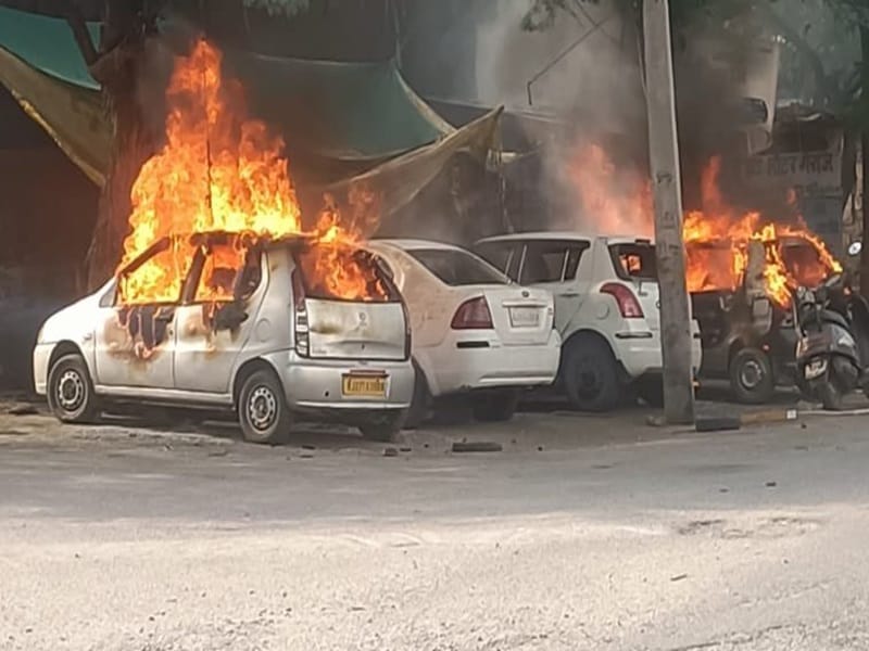 छात्र पर चाकू से हमले के बाद उदयपुर में सांप्रदायिक तनाव, कई वाहनों को फूंका; इंटरनेट सेवा बंद।