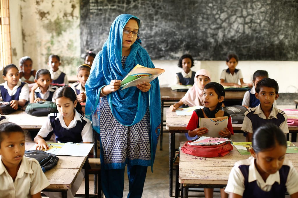 बांग्लादेश में एक महीने बंद रहने के बाद खोले गए स्कूल और कॉलेज, जानें विरोध के बाद कैसे हैं हालात?