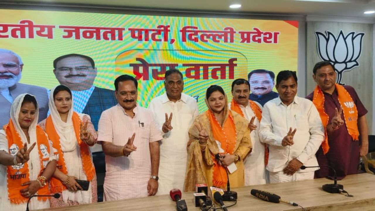 दिल्ली में बड़ी राजनीतिक उठापटक : विधानसभा चुनाव से पहले AAP को तगड़ा झटका, 5 पार्षद बीजेपी में शामिल।