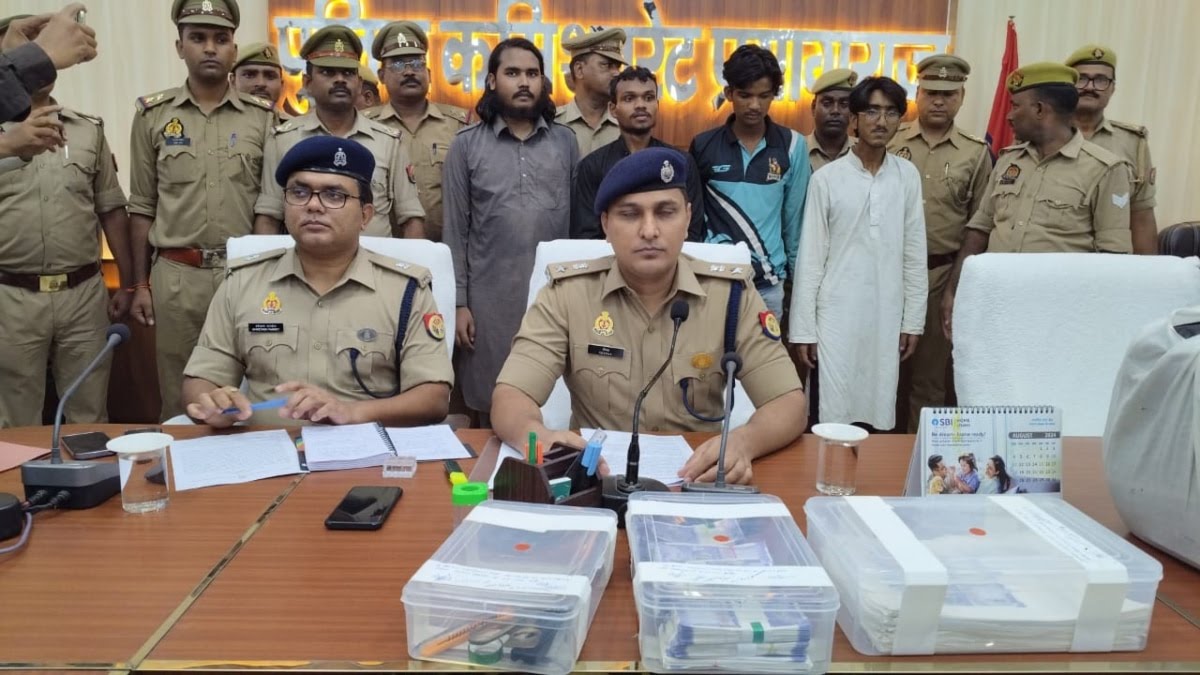प्रयागराज : मदरसे में चल रही थी नकली नोट की फैक्ट्री, चार आरोपी गिरफ्तार; हो सकती है बुलडोजर कार्रवाई।