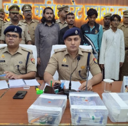 प्रयागराज : मदरसे में चल रही थी नकली नोट की फैक्ट्री, चार आरोपी गिरफ्तार; हो सकती है बुलडोजर कार्रवाई।