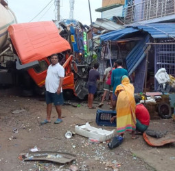 ओडिशा में बस से टकराने के बाद दुकान पर पलटा टैंकर, चार लोगों की मौत और 13 घायल।