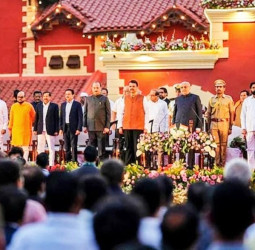 फडणवीस मंत्रिमंडल का पहला विस्तार, 39 विधायकों ने ली मंत्री पद की शपथ।