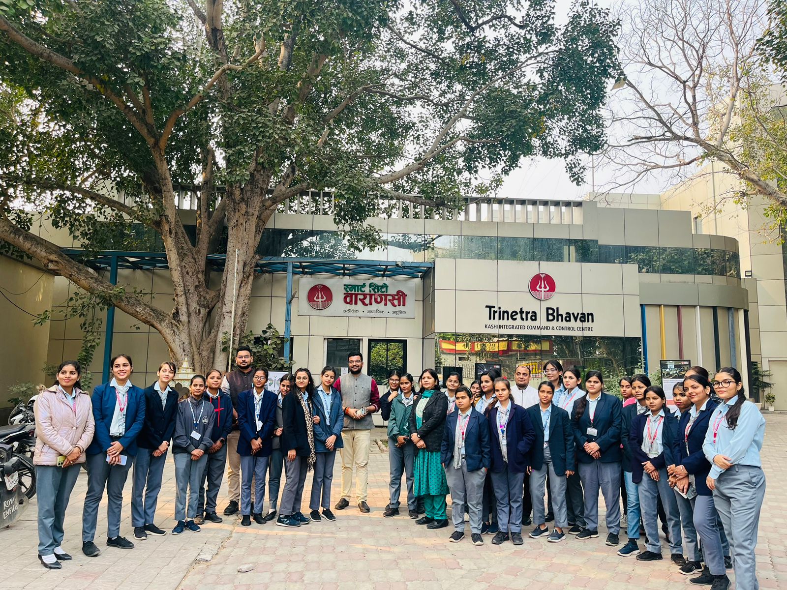वाराणसी स्मार्ट सिटी: धीरेंद्र PG के छात्रों ने त्रिनेत्र भवन, रुद्राक्ष, स्पोर्ट्स कॉम्प्लेक्स का किया दौरा, सीखा तकनीकी उपयोग और सांस्कृतिक विकास की बारीकियां।