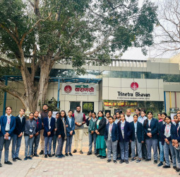 वाराणसी स्मार्ट सिटी: धीरेंद्र PG के छात्रों ने त्रिनेत्र भवन, रुद्राक्ष, स्पोर्ट्स कॉम्प्लेक्स का किया दौरा, सीखा तकनीकी उपयोग और सांस्कृतिक विकास की बारीकियां।