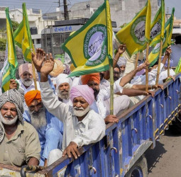 केंद्र सरकार के खिलाफ किसानों का बड़ा ऐलान, 4 जनवरी को खनौरी में महापंचायत - दल्लेवाल की बिगड़ती सेहत पर फोकस।