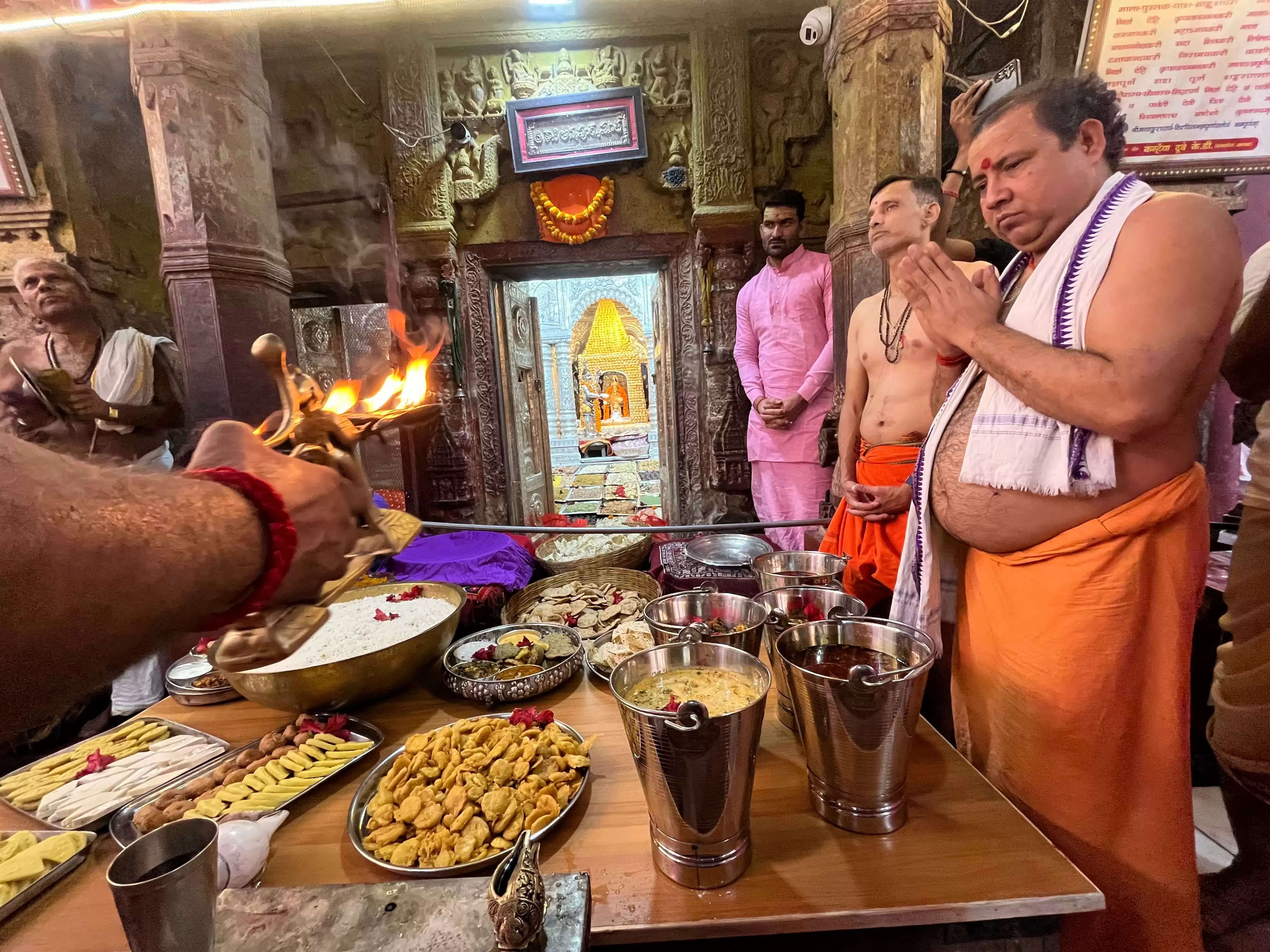 वाराणसी में अन्नकूट महापर्व: बाबा विश्वनाथ और अन्नपूर्णा मंदिर में चढ़ा 525 कुंतल का भव्य प्रसाद, श्रद्धालुओं की उमड़ी भीड़।
