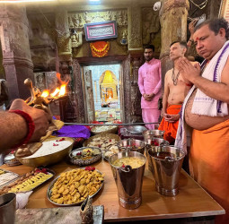 वाराणसी में अन्नकूट महापर्व: बाबा विश्वनाथ और अन्नपूर्णा मंदिर में चढ़ा 525 कुंतल का भव्य प्रसाद, श्रद्धालुओं की उमड़ी भीड़।