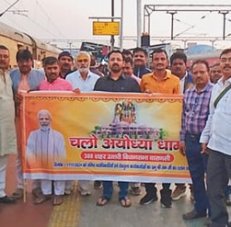 Varanasi News : मंत्री रविन्द्र जायसवाल कराएंगे लोगो को प्रभु श्रीराम का दर्शन, काशी से सैकड़ों श्रद्धालु रवाना।