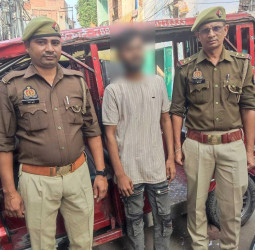 Varanasi news: जैतपुरा पुलिस के हत्थे चढ़ा शातिर चोर, चोरी का ई-रिक्शा और बैटरी बरामद।