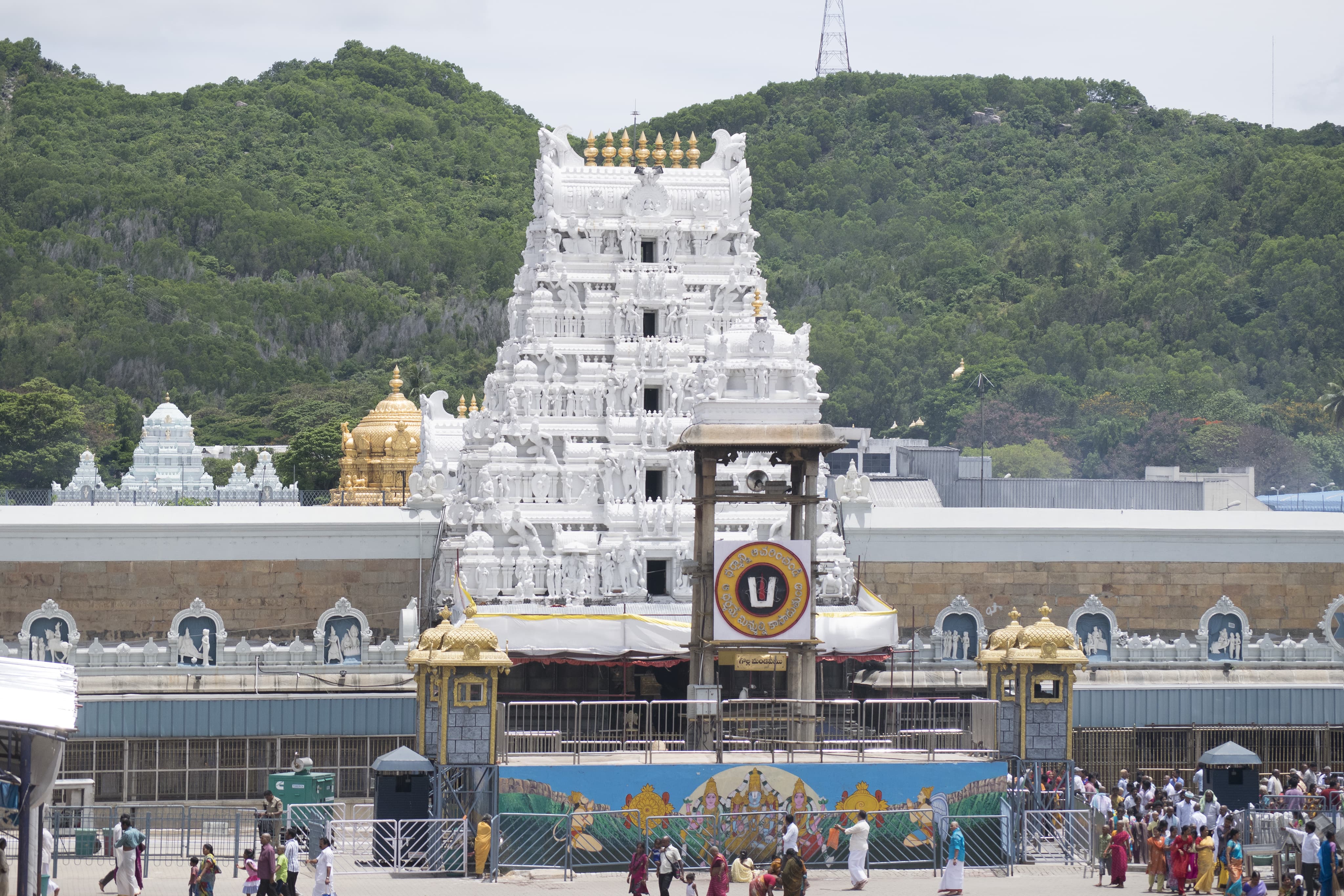 तिरुमला मंदिर में केवल हिंदू कर्मचारियों की नियुक्ति: बीआर नायडू का नया आदेश!