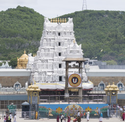 तिरुमला मंदिर में केवल हिंदू कर्मचारियों की नियुक्ति: बीआर नायडू का नया आदेश!