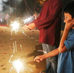 "दिवाली पर पटाखों से हादसा: PGIMER में इलाज के लिए पहुंचे 21 लोग, बच्चों की संख्या अधिक।