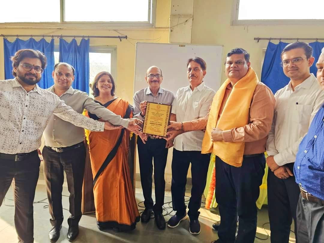 वाराणसी: धीरेन्द्र महिला पीजी कॉलेज में 'जनसंपर्क' पर कार्यशाला, विशेषज्ञों ने बताएं ब्रांड छवि बनाने के अनोखे तरीके; छात्रों को मिला विशेष सम्मान।