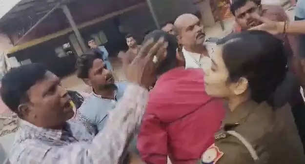 यूपी : वाराणसी जेल में हत्या के आरोपी कैदी की संदिग्ध मौत, परिजनों ने पुलिस पर लगाए गंभीर आरोप, दरोगा को जड़ा थप्पड़!