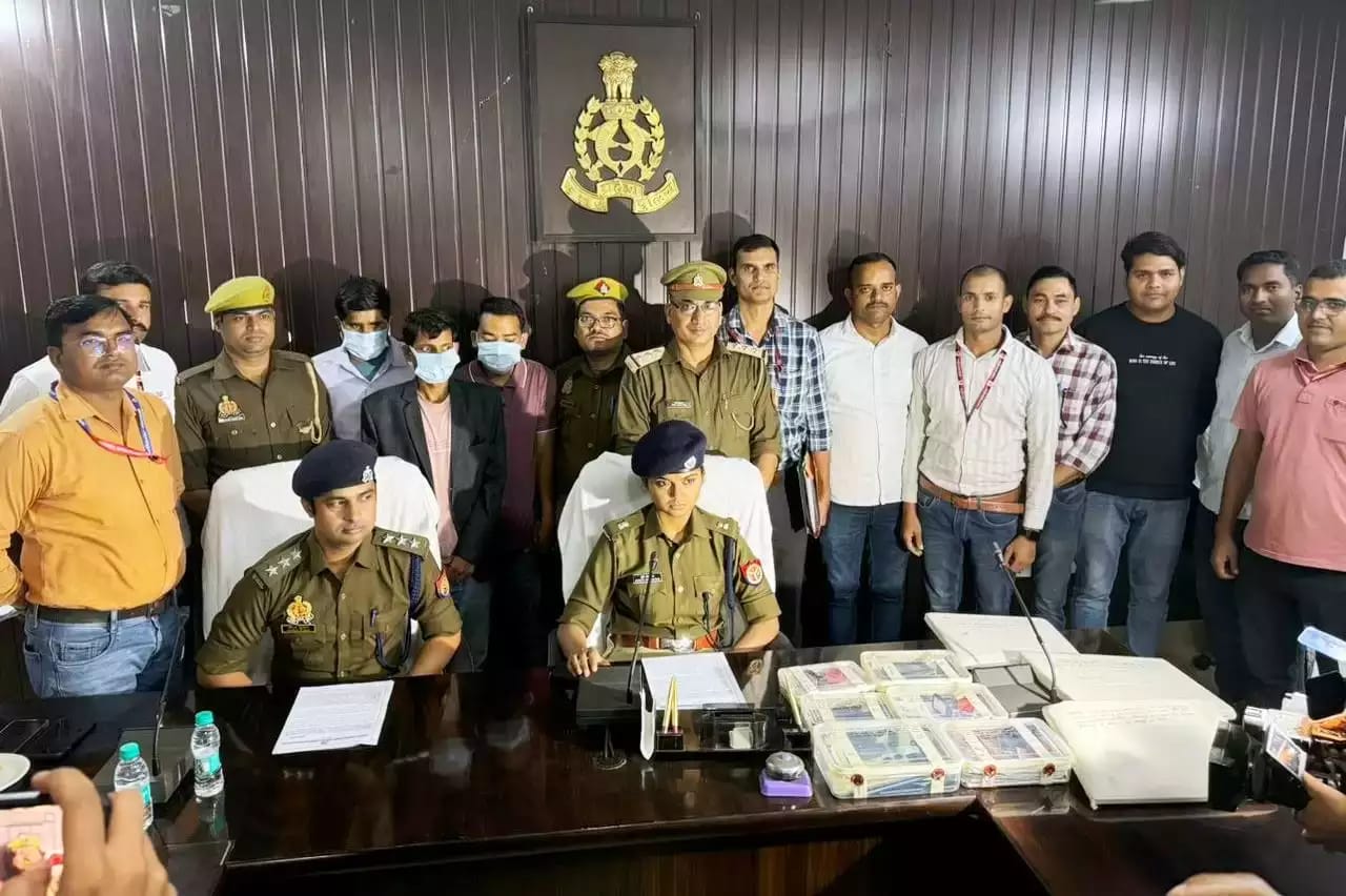 वाराणसी पुलिस की बड़ी सफलता: नोएडा से फर्जी नौकरी और लोन ठगी करने वाले अंतरराष्ट्रीय साइबर गैंग के तीन आरोपी गिरफ्तार।