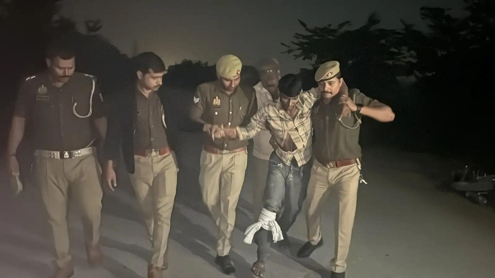 वाराणसी में पुलिस-बदमाश मुठभेड़: शातिर लुटेरा घायल, साथी फरार, व्यवसायी लूटकांड का बड़ा खुलासा।