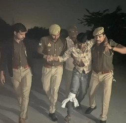 वाराणसी में पुलिस-बदमाश मुठभेड़: शातिर लुटेरा घायल, साथी फरार, व्यवसायी लूटकांड का बड़ा खुलासा।