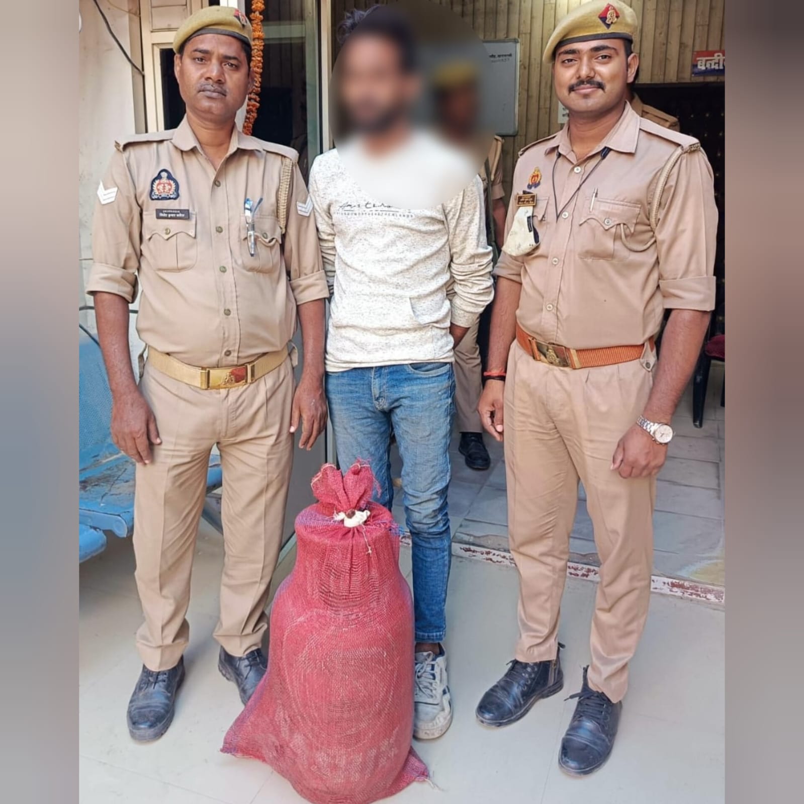 Varanasi News: दिवाली पर चोर ने डिलीवरी मैन से चुराया गैस सिलेंडर, मंडुवाडीह पुलिस ने किया गिरफ्तार।