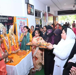 दीपावली पर वाराणसी में मुस्लिम महिलाओं ने उतारी भगवान राम की आरती, भाईचारे का दिखा अनूठा उदाहरण।