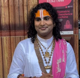 बिग बॉस 18 के प्रीमियर में पहुंचे बिस्कुट वाले बाबा अनिरुद्धाचार्य, जानिए कौन-कौन से कंटेस्टेंट्स इस सीजन में होंगे शामिल.?