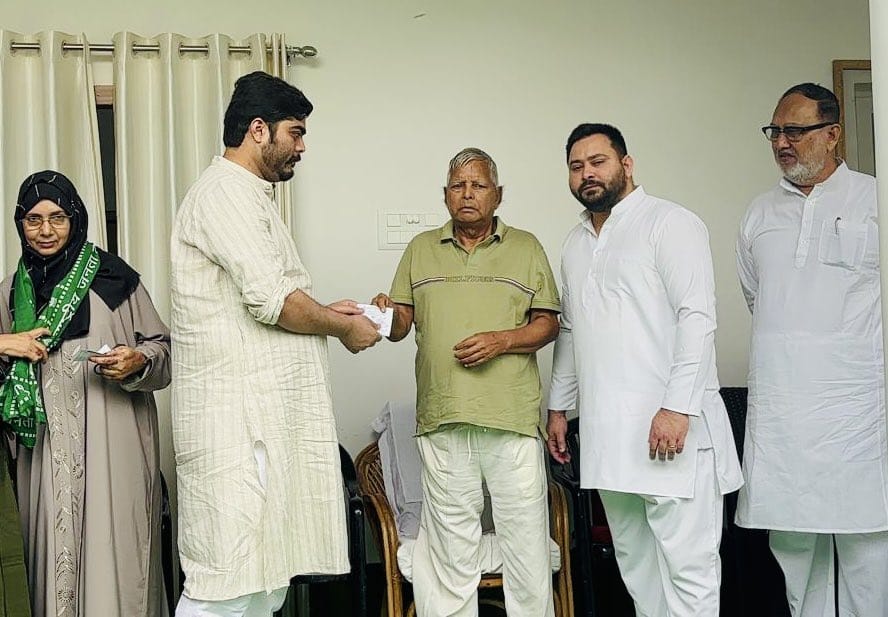 Bihar politics : शहाबुद्दीन की पत्नी और बेटे RJD में हुए शामिल, लालू ने दिलाई पार्टी की सदस्यता; सिवान क्षेत्र में राजनीतिक लाभ मिलने की संभावना। पड़े पूरी खबर।