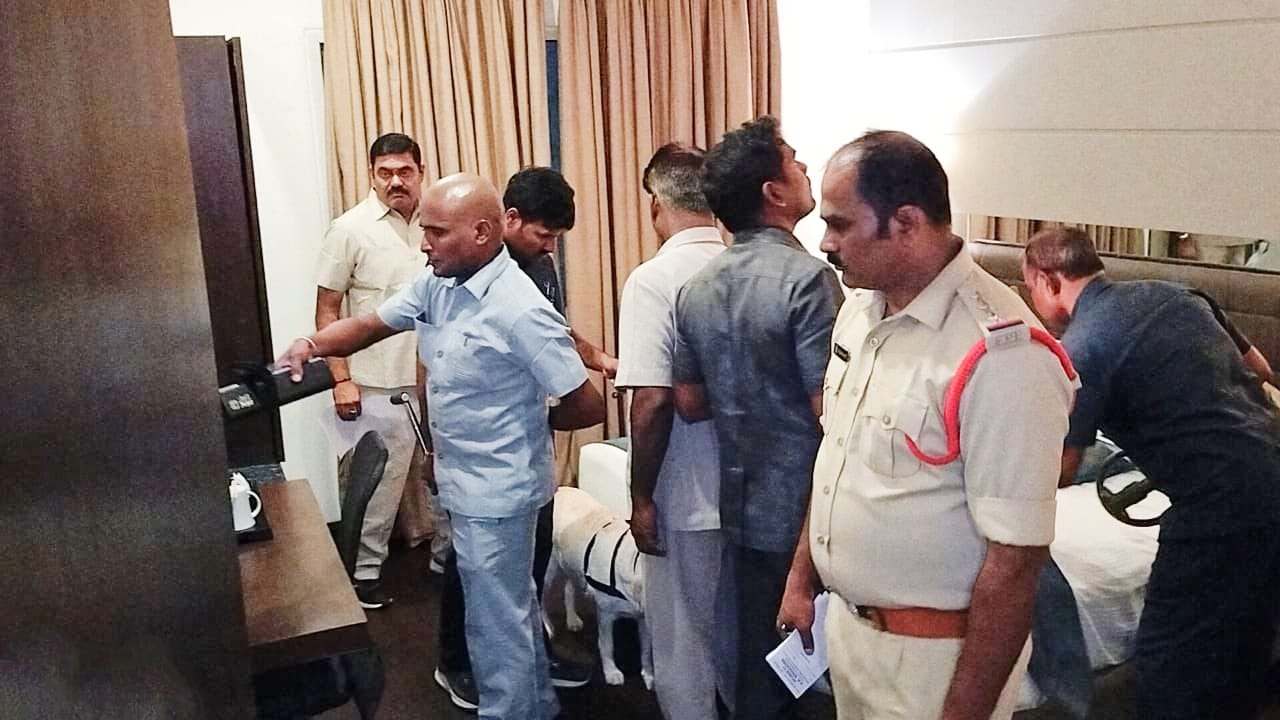 आंध्र प्रदेश के तिरुपति में तीन होटलों को मिली बम से उड़ाने की धमकी, पुलिस ने किया सुरक्षा जांच।