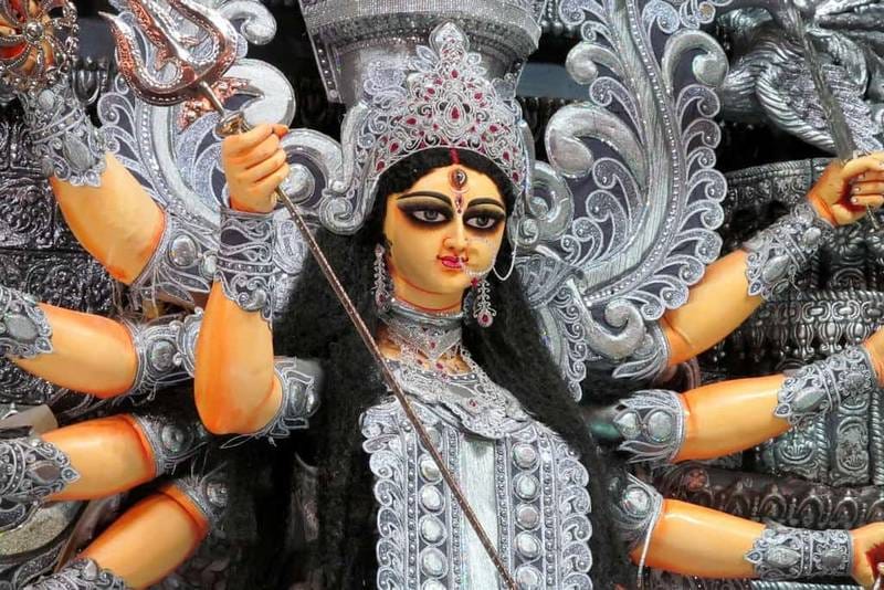 काशी में दुर्गा पूजा की धूम: इको-फ्रेंडली प्रतिमाओं की खास तैयारी, 7 तरह की 2.51 क्विंटल दाल से बनेगी मां दुर्गा की अनोखी मूर्ति।