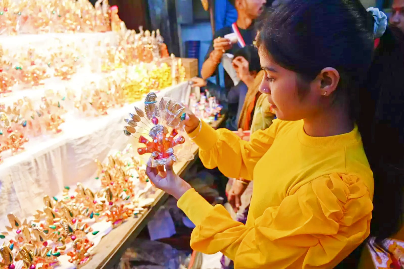 धनतेरस पर काशी में हुई बंपर खरीदारी, सोने-चांदी से लेकर इलेक्ट्रॉनिक्स तक हर सामान की जमकर बिक्री; मां अन्नपूर्णा बरसा रहीं खजाना।