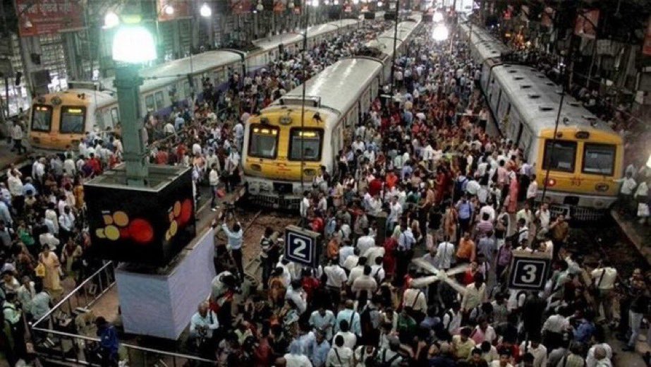 मुंबई के बांद्रा रेलवे स्टेशन पर मची भगदड़, 9 यात्री घायल, दो की हालत गंभीर; दिवाली के लिए घर जाने को उमड़े थे लोग।