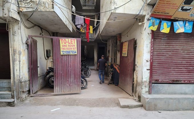 दिल्ली में बुराड़ी जैसा दिल दहलाने वाला कांड: पिता ने चार दिव्यांग बेटियों के साथ की आत्महत्या, घर में मिलीं 5 सड़ी हुई लाशें।